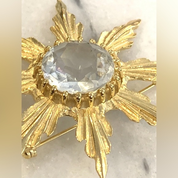 Large Vintage Gold Tone Elegant Brooch Pin Multifaceted Accent Center Sun Burst - Picture 3 of 7